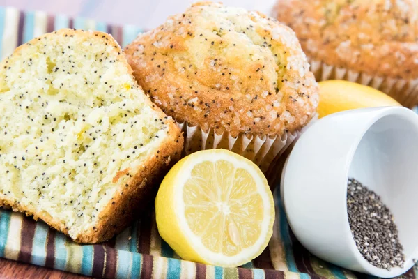 taze pişmiş limon haşhaş muffins