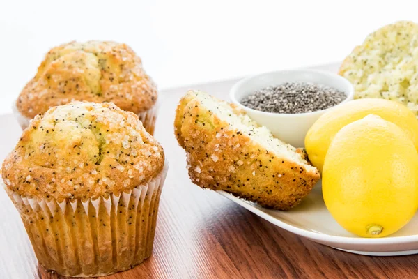 Muffins de semente de papoula de limão cozido no forno fresco — Fotografia de Stock