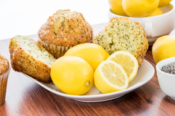 Свежие маковые кексы из лимонного мака — стоковое фото