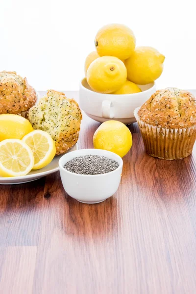 Muffins de semente de papoula de limão cozido no forno fresco — Fotografia de Stock