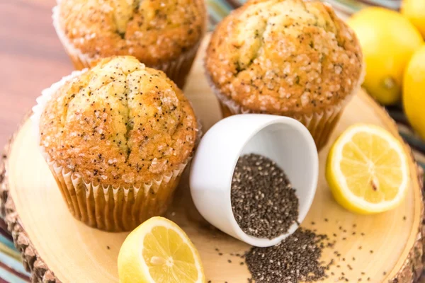 Frisch gebackene Zitronenmohn-Muffins Stockbild