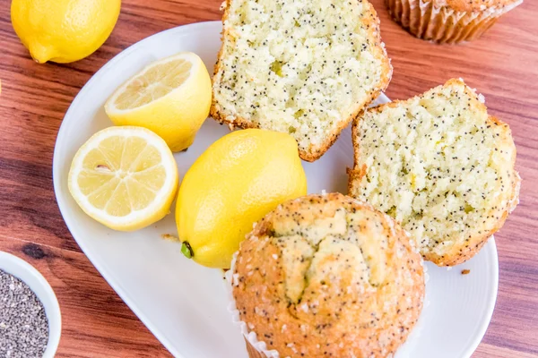 Frisch gebackene Zitronenmohn-Muffins lizenzfreie Stockbilder