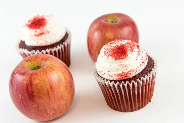 Red apple vs red velvet cupcake — Stock Photo, Image