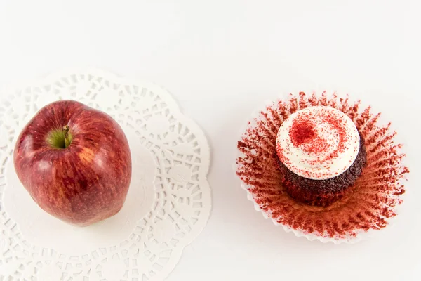 Rode appel vs rood fluweel cupcake — Stockfoto