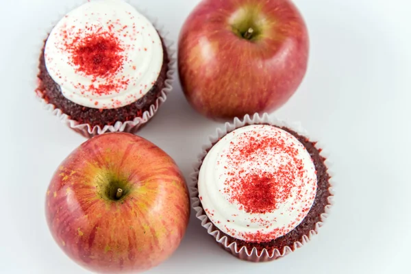 Rode appel vs rood fluweel cupcake — Stockfoto