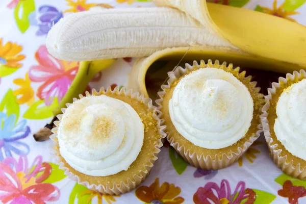 Banane jaune vs cupcake jaune — Photo