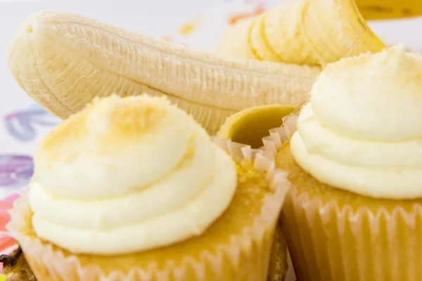 Желтый банан против желтого кекса — стоковое фото