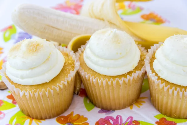 Ciastko vs żółty banan żółty — Zdjęcie stockowe
