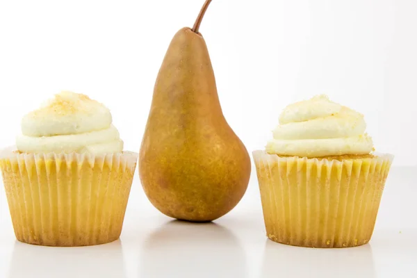 Gele peer vs gele cupcake — Stockfoto
