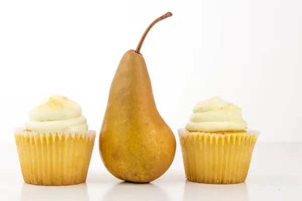 Gele peer vs gele cupcake — Stockfoto