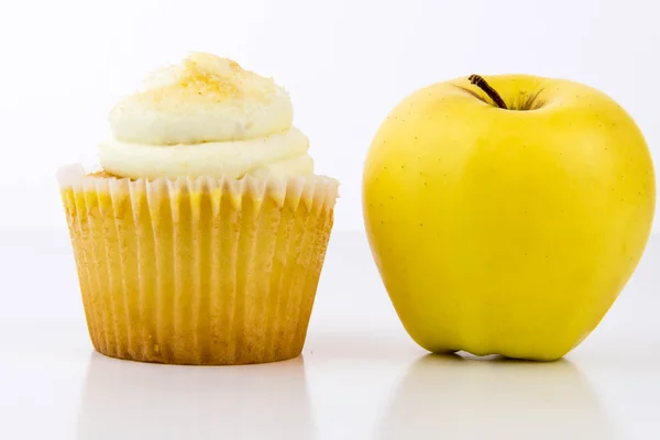 Gele apple vs gele cupcake — Stockfoto