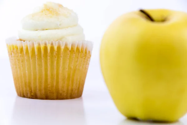 Gele apple vs gele cupcake — Stockfoto