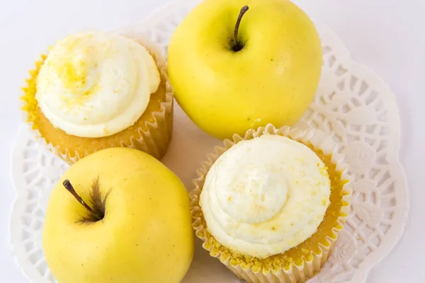 Желтое яблоко против желтого кекса — стоковое фото