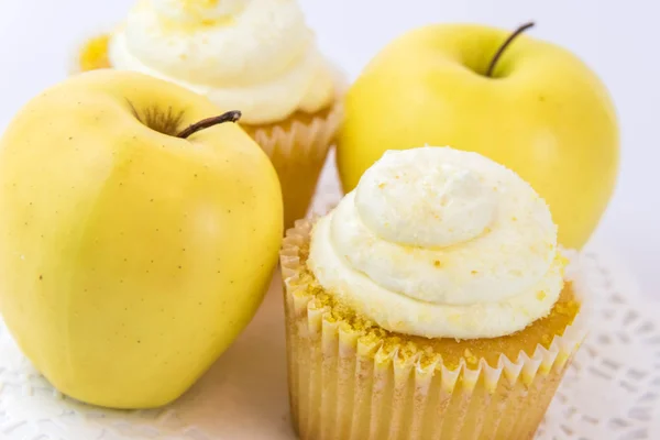 Gele apple vs gele cupcake — Stockfoto