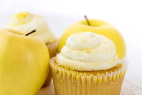 Żółte jabłko vs żółty ciastko — Zdjęcie stockowe