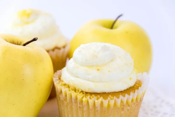 Gele apple vs gele cupcake — Stockfoto