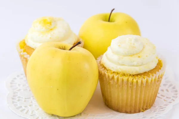 Желтое яблоко против желтого кекса — стоковое фото