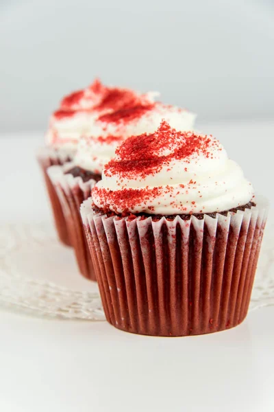 Rote Samt-Cupcakes Stockfoto