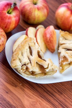 taze pişmiş dilimlenmiş elma pasta