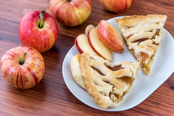 Vers gebakken gesneden appeltaart — Stockfoto