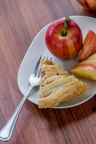 Fresh baked sliced apple pie — Stock Photo, Image