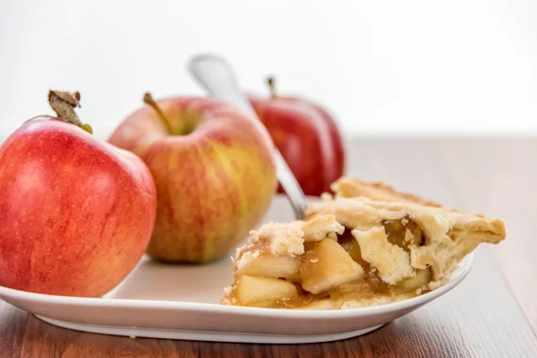 Torta de maçã fatiada assada fresca — Fotografia de Stock