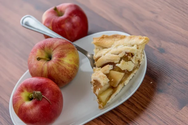 Fresh baked sliced apple pie — Stock Photo, Image