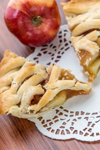 Frisch gebackener Apfelkuchen in Scheiben — Stockfoto