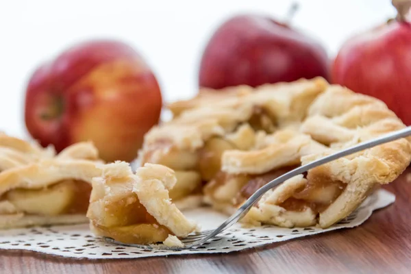 Fresh baked sliced apple pie — Stock Photo, Image