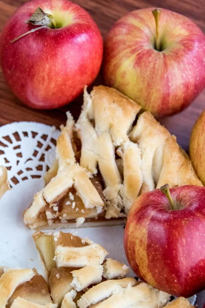 Fresh baked sliced apple pie — Stock Photo, Image