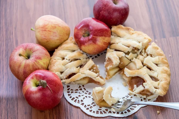 Torta de maçã fatiada assada fresca — Fotografia de Stock