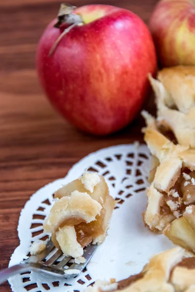 Fresh baked sliced apple pie — Stock Photo, Image