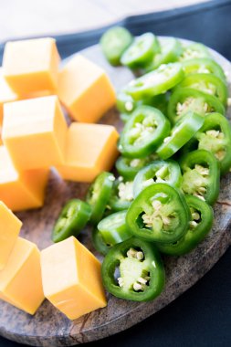 taze jalapeno biber ve kaşar peyniri