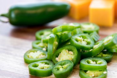 taze jalapeno biber ve kaşar peyniri