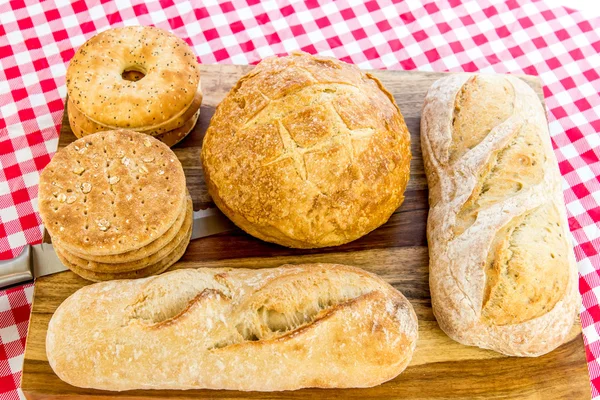 Assortiment van vers gebakken brood — Stockfoto