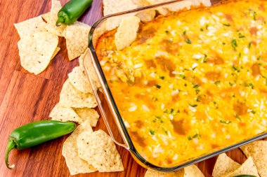 sıcak fasulye dip jalapenos, ekşi krema ve eritilmiş cheddar peyniri peynir ile