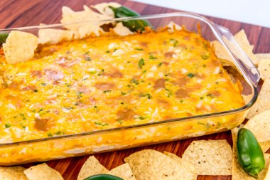 sıcak fasulye dip jalapenos, ekşi krema ve eritilmiş cheddar peyniri peynir ile