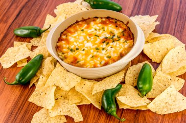 sıcak fasulye dip jalapenos, ekşi krema ve eritilmiş cheddar peyniri peynir ile