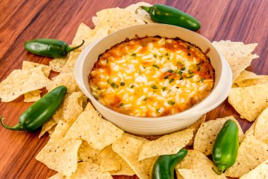 sıcak fasulye dip jalapenos, ekşi krema ve eritilmiş cheddar peyniri peynir ile
