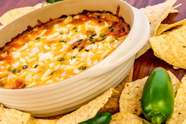 sıcak fasulye dip jalapenos, ekşi krema ve eritilmiş cheddar peyniri peynir ile