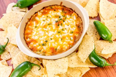 sıcak fasulye dip jalapenos, ekşi krema ve eritilmiş cheddar peyniri peynir ile
