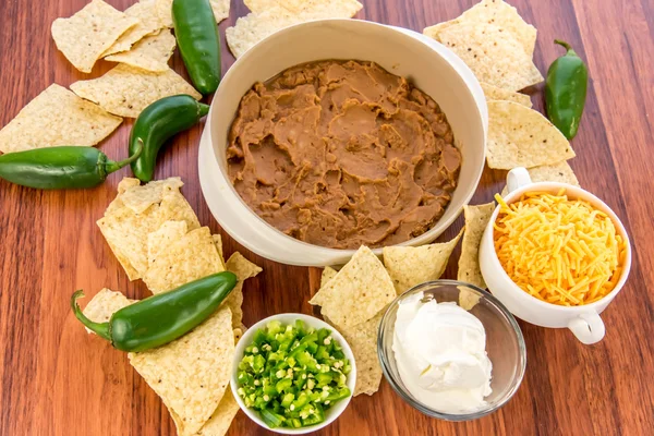 Zubereitung von Bohnen-Dip mit Jalapenos, saurer Sahne und Cheddar — Stockfoto