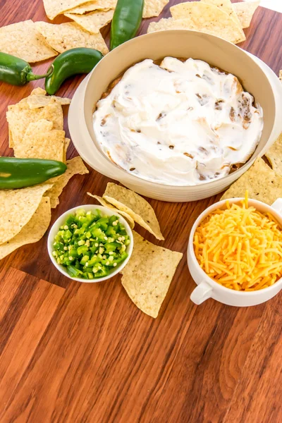 Zubereitung von Bohnen-Dip mit Jalapenos, saurer Sahne und Cheddar — Stockfoto