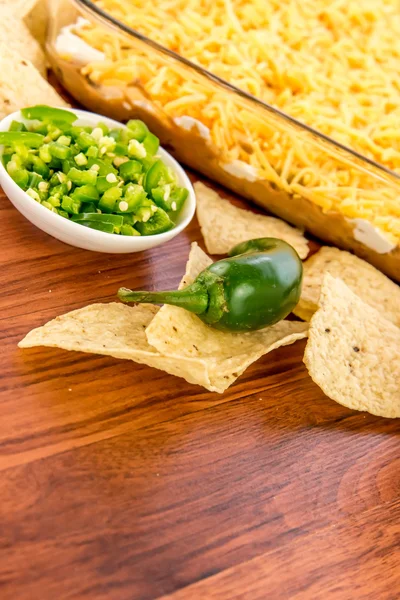 Beredning av bean dip med jalapeno, gräddfil och cheddar c — Stockfoto