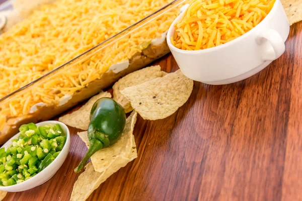 Zubereitung von Bohnen-Dip mit Jalapenos, saurer Sahne und Cheddar — Stockfoto