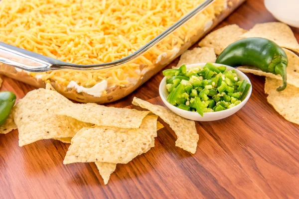 Beredning av bean dip med jalapeno, gräddfil och cheddar c — Stockfoto