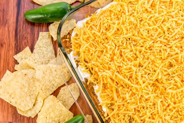 Beredning av bean dip med jalapeno, gräddfil och cheddar c — Stockfoto