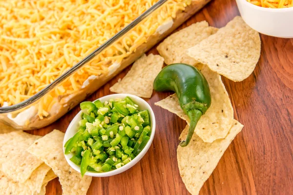 Beredning av bean dip med jalapeno, gräddfil och cheddar c — Stockfoto