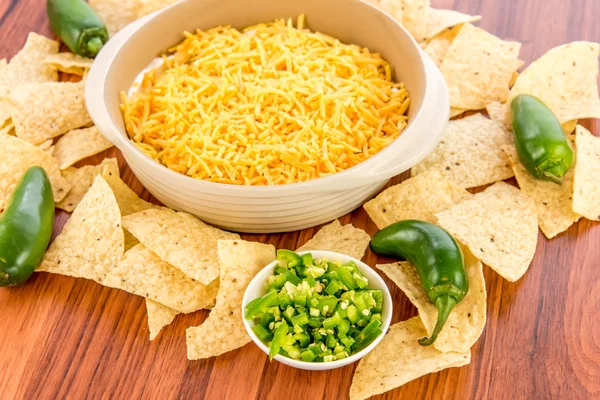 Zubereitung von Bohnen-Dip mit Jalapenos, saurer Sahne und Cheddar — Stockfoto