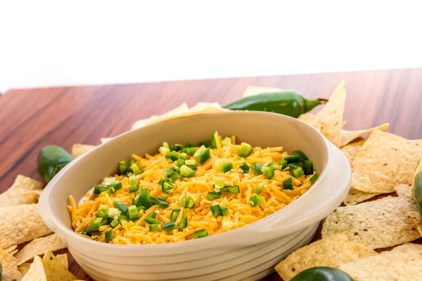 Zubereitung von Bohnen-Dip mit Jalapenos, saurer Sahne und Cheddar — Stockfoto